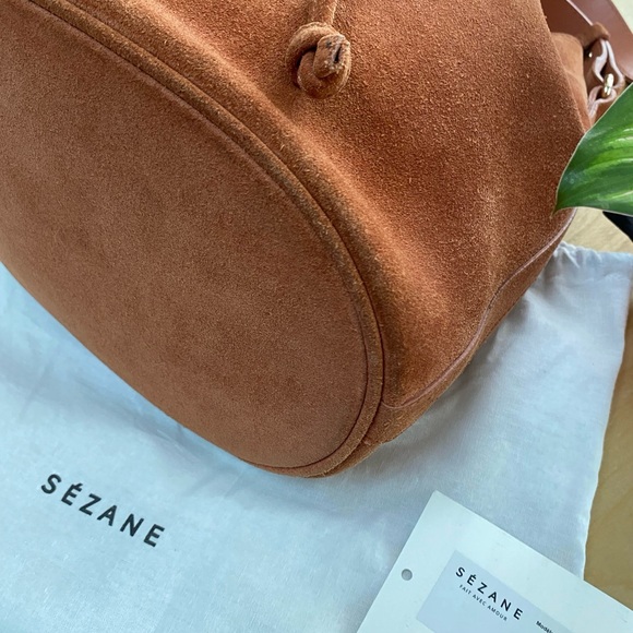 Sezane Farrow blush suede drawstring bucket bag with shoulder strap - Picture 4 of 9